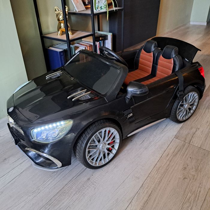 Czarne autko Mercedes