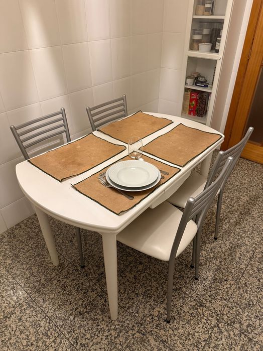 NOVO PREÇO: Mesa de cozinha extensível (6 pax), com arrumação e 4 cadeiras