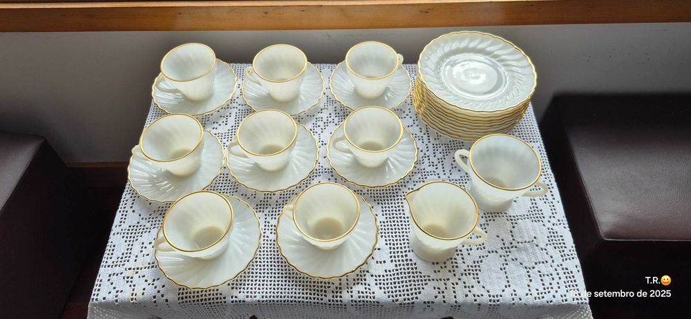 Chávenas de Chá  e pratos de doce vintage