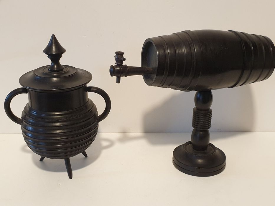 Antigas caixas em forma de um barril e pote em madeira exótica