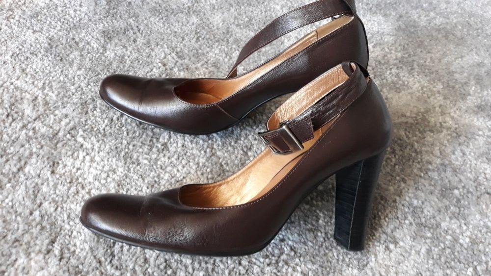 Brązowe pantofle z paskiem wokół kostki