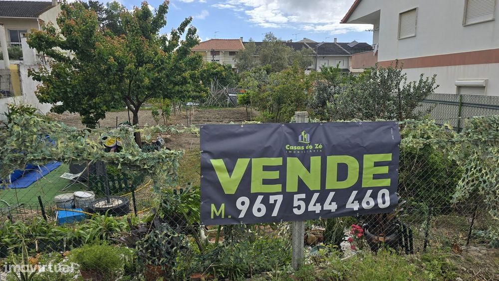 Terreno urbano com acesso pavimentado e vedação