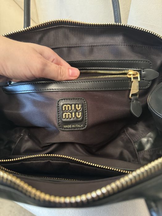 Сумка чорна шкіряна Miu Miu