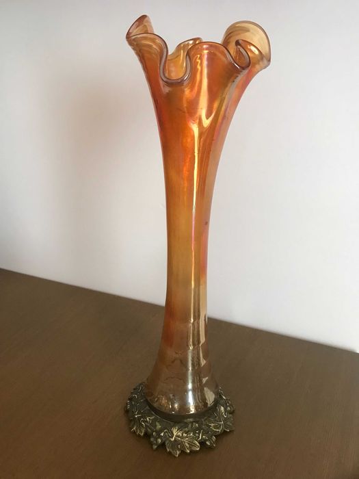 Jarra de vidro com base em bronze