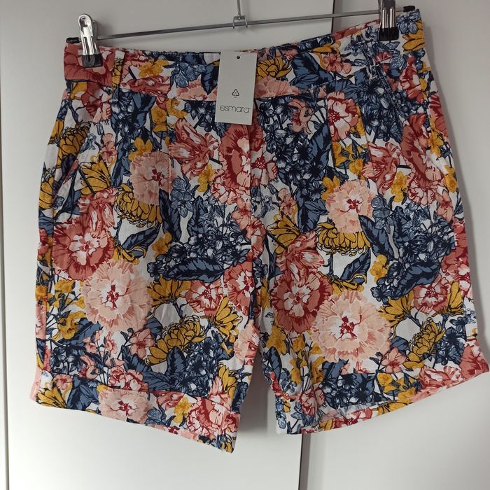 ESMARA. Nowe spodenki z lnem w kwiaty r 38