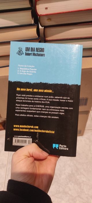 Livro CHERUB Um Dia Negro - Robert Muchamore