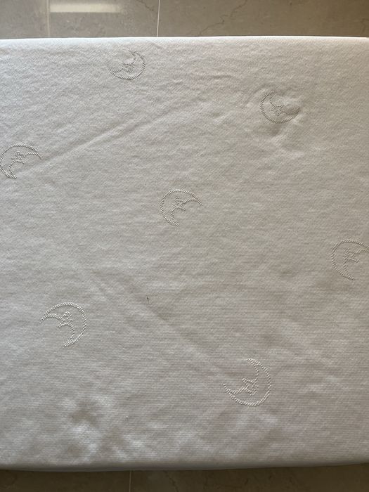 Berço e colchão de criança
