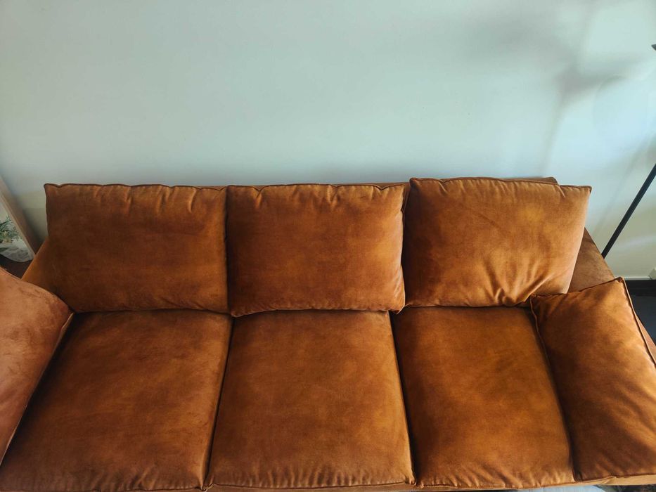 Sofá de veludo castanho caramelo