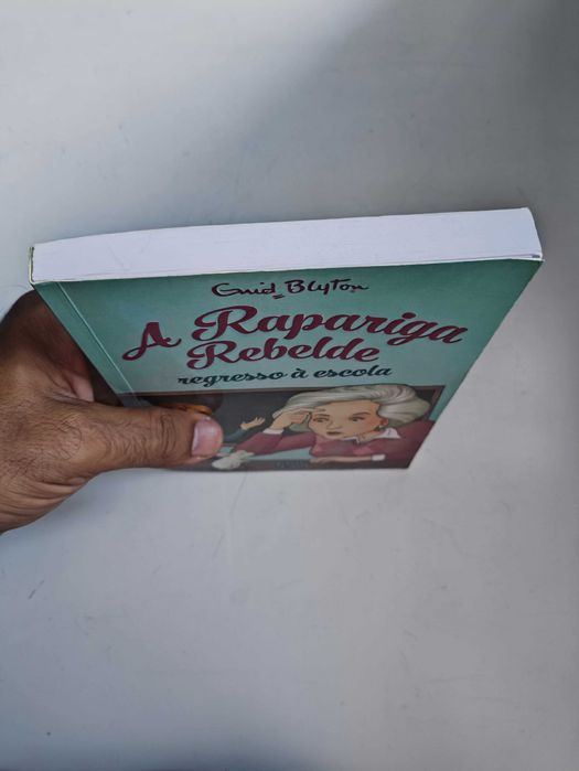 Conjunto de 2 livros da "A Rapariga Rebelde " Vol 2 e 4