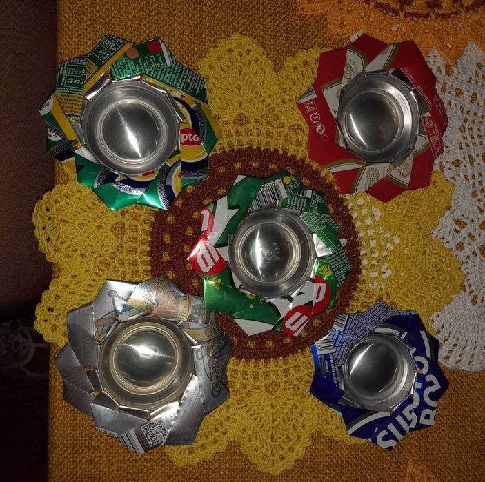 Cinzeiros feitos de reciclagem, preço à unidade na descrição