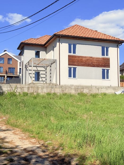 Продаж будинку  261 м2 , Лесники, р-н Стежки, є укриття