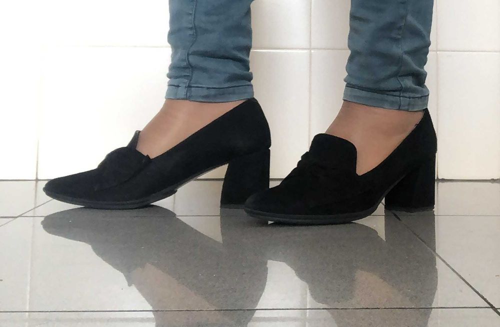 Sapato preto de camurça