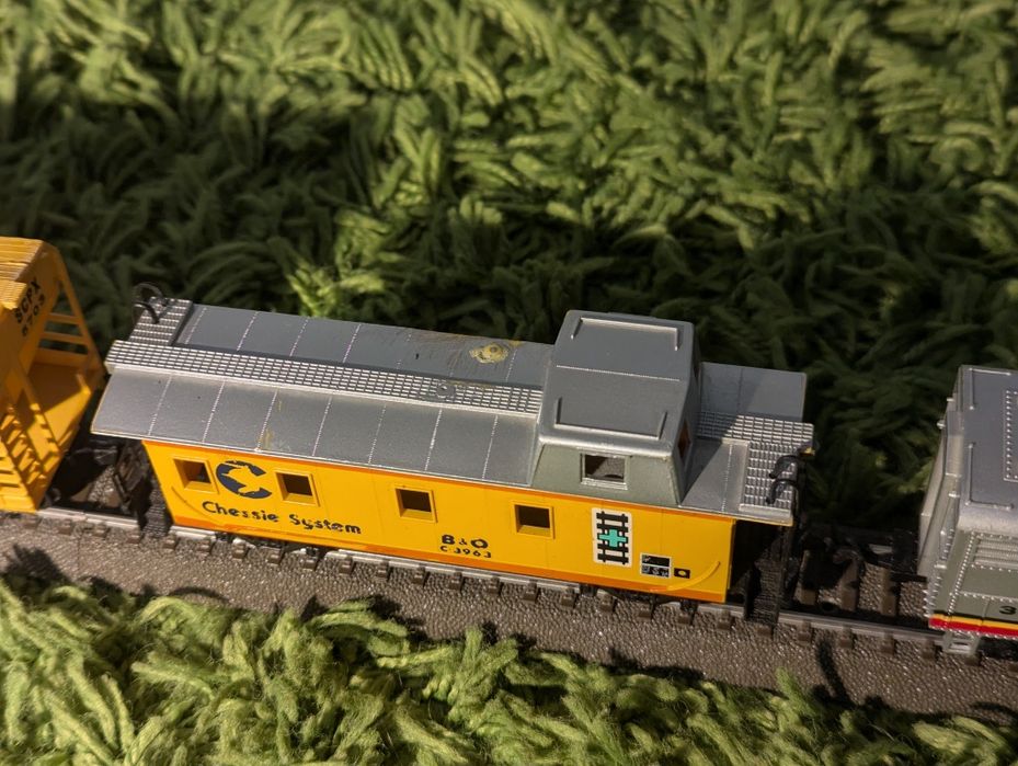 Lokomotywa Bachmann Santa Fe 307 z wagonami skala H0