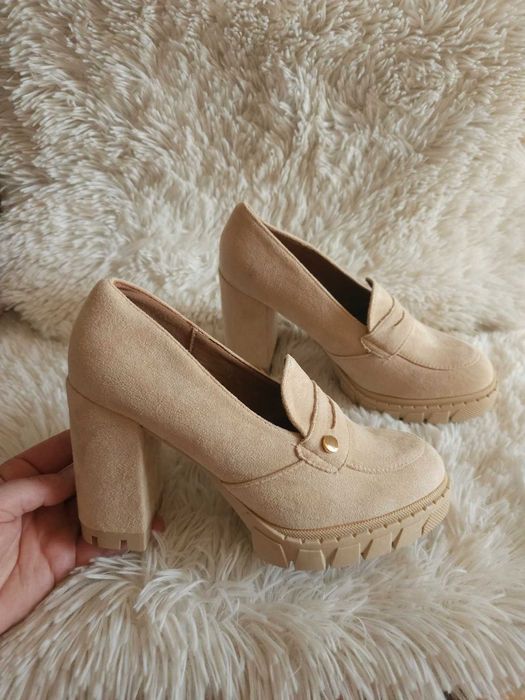 Beżowe półbuty damskie Mokasyny na słupku Nowe 40