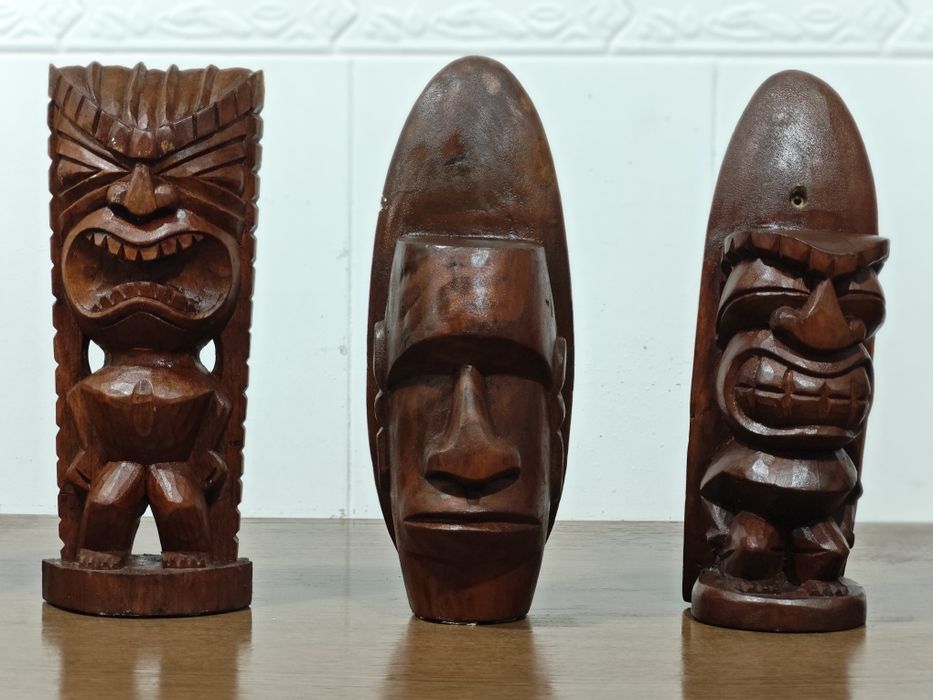 Tottems havaianos de madeira