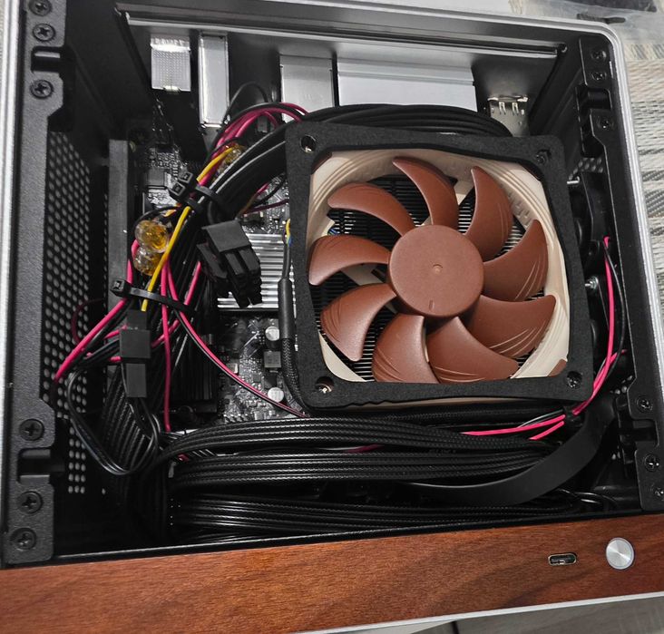 Mini komputer RTX 5060, 32gb ram, I3-12100f, jonsbo nv10