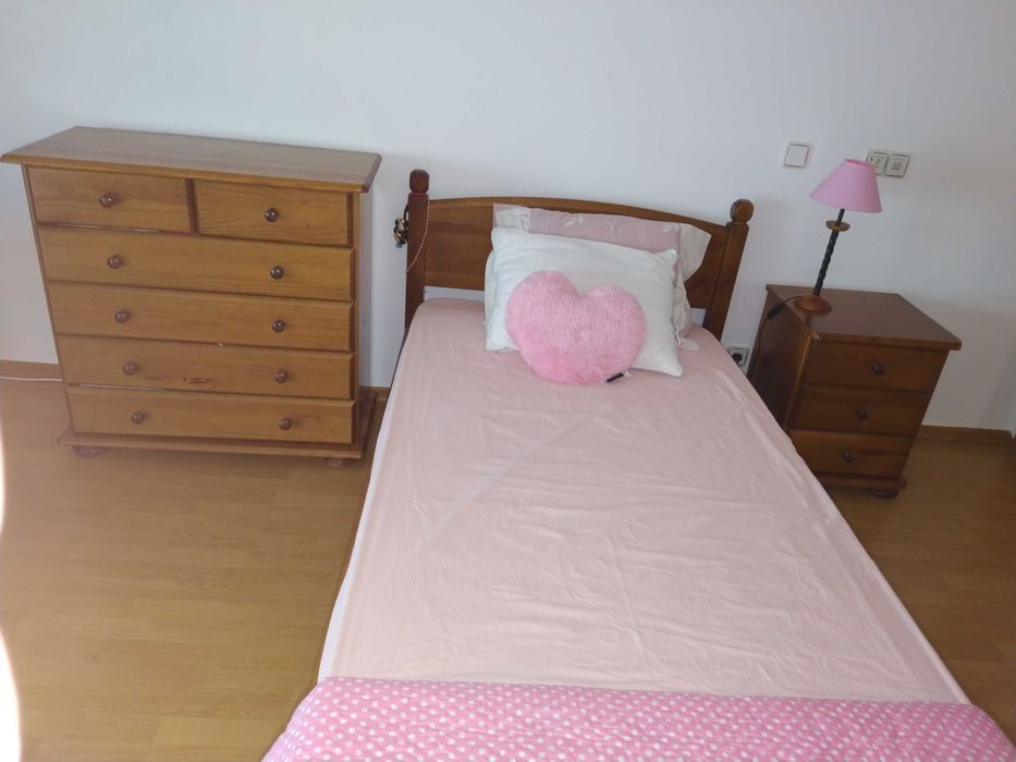 Quarto solteiro, em madeira maciça