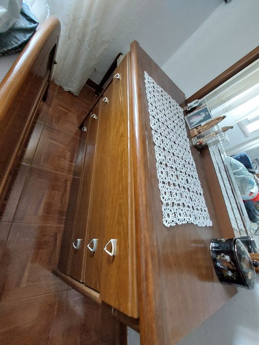 Cómoda  antiga com espelho