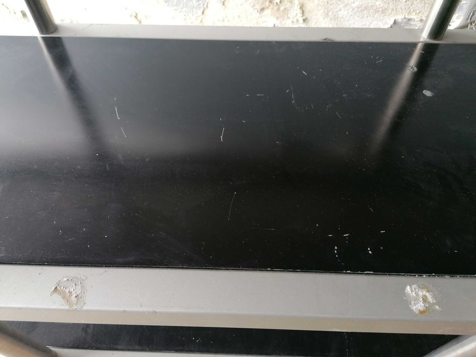 Móvel em aço inoxidável com algumas marcas de uso.