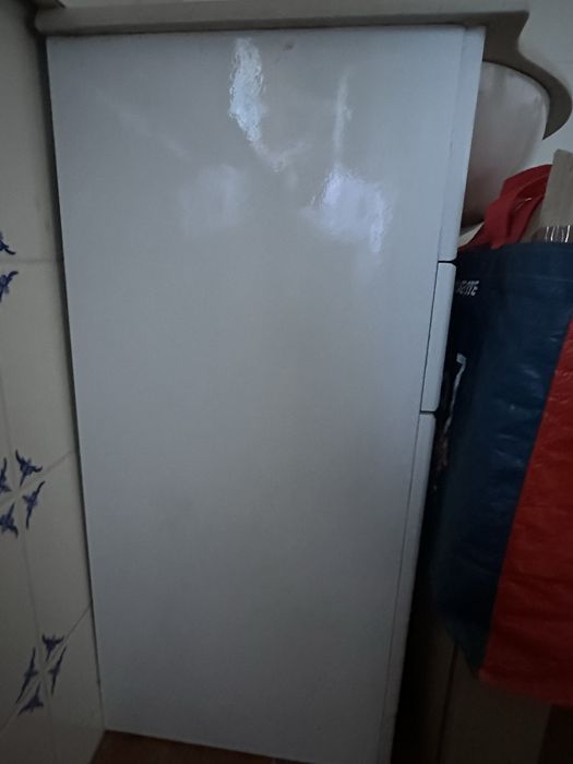 Móvel de casa de banho branco com lavatório e espelho