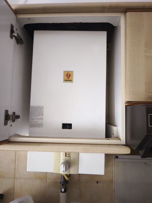 Recheio de casa para vender. Os colchões das camas são novos , e o sofá castanho é sofá cama também nunca usado. Os electrodomésticos funcionam.