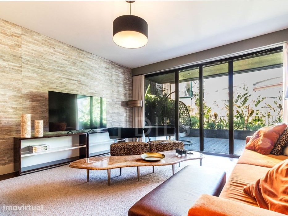 Apartamento T2 mobilado, com terraço e estacionamento, em Alcântara