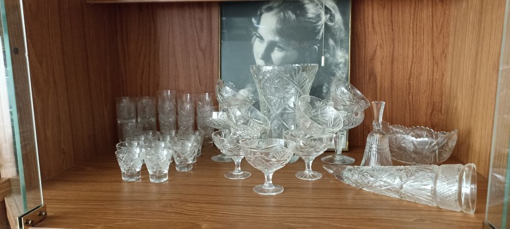 Продам набор посуды из хрусталя.38 едениц