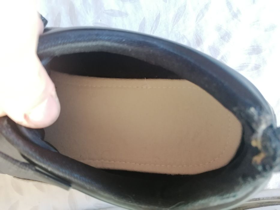 Sapatos Pretos (com bastante uso)