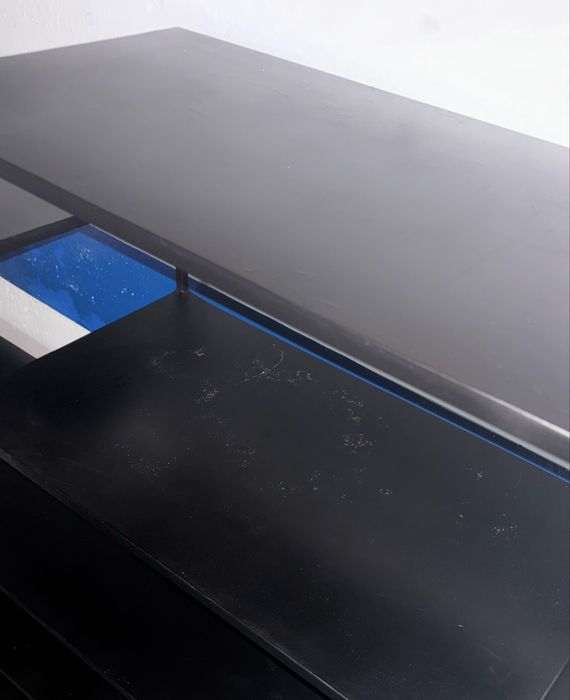 Estrutura de estantes preta