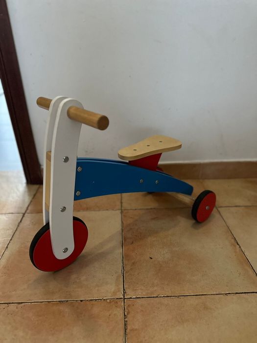 Triciclo em madeira para crianca
