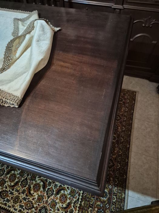 Mesa e 8 cadeiras  de Jantar estilo antigo em madeira maciça