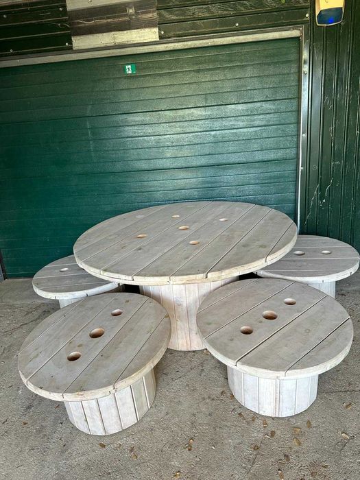 Mesa com 4 bancos de bobines em madeira maciça