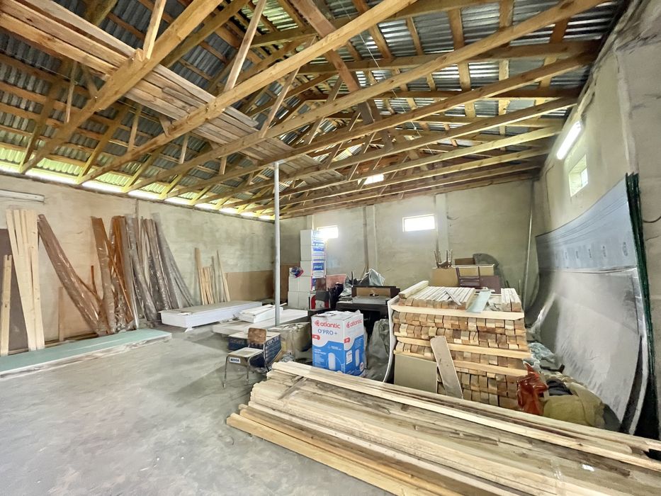 Продаж  приміщень з приватизованою землею в Городку