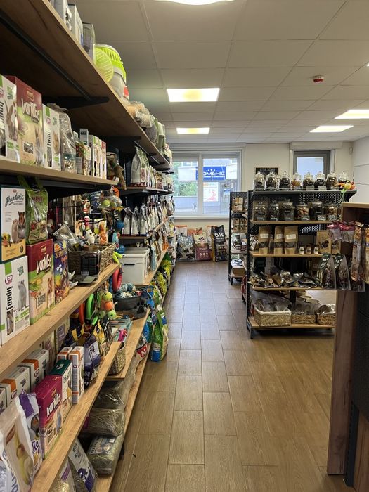 Стелажі з полицями та перфоровані, гачки