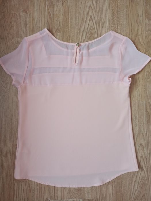 Pudrowa bluzka z transparentnymi wstawkami lekka elegancka letnia