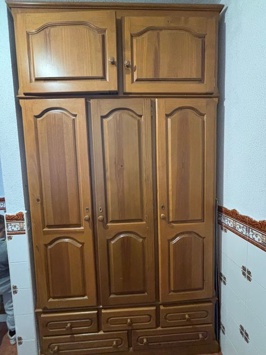 Guarda vestidos Pinho e cómoda de apoio