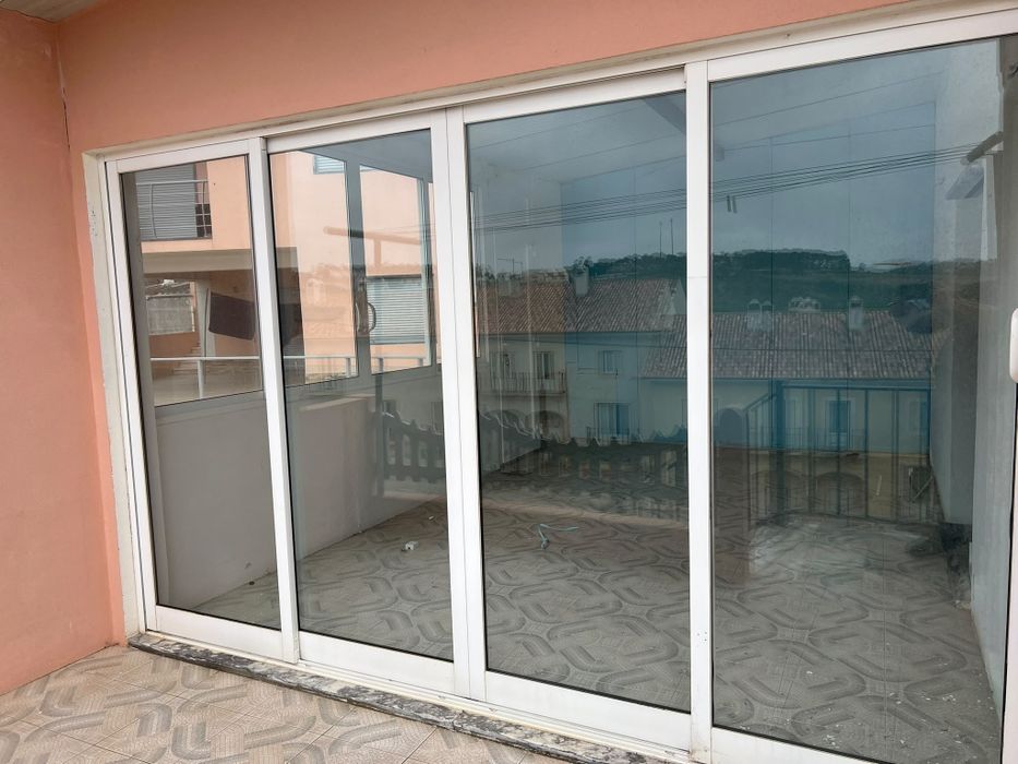 Janela de 4 folhas mais uma janela sacada de 4 folhas