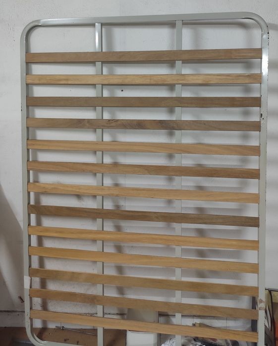 Cama de casal em madeira com estrado.