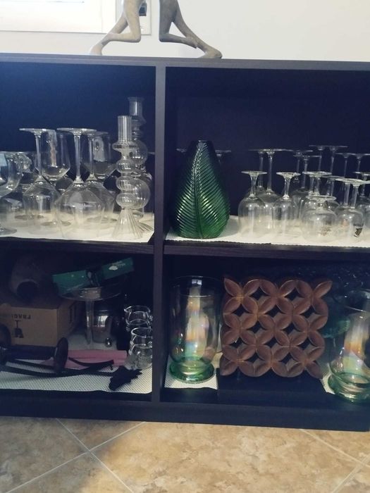 Aparador elegante e prático com organizador de talheres