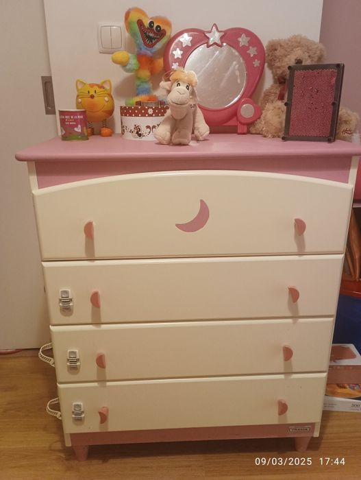 Roupeiro e cómoda de criança