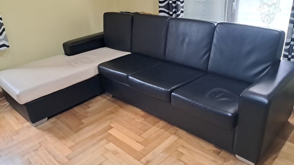 Sala com sofá, mesa de centro e cortinados