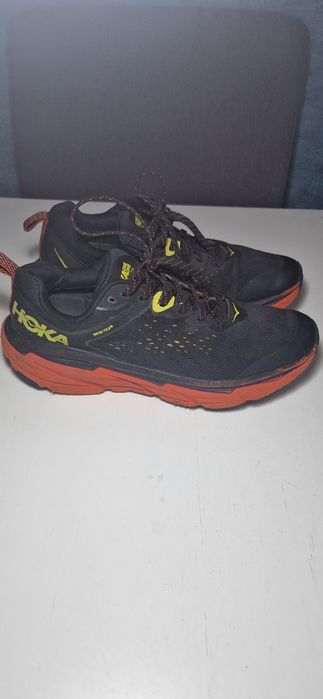 Hoka  42 2/3.      .