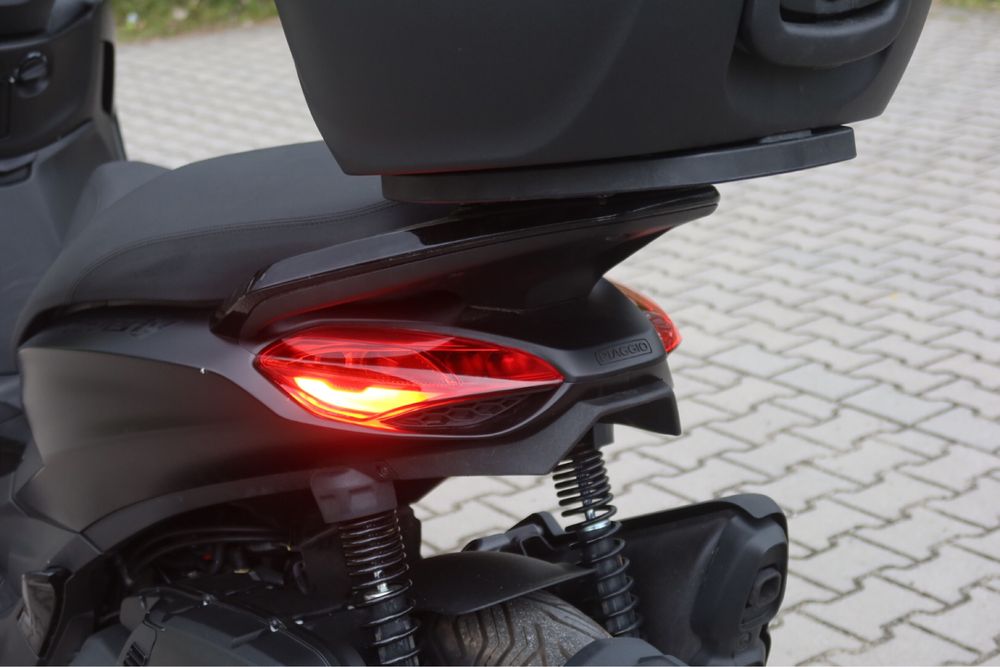 Piaggio Beverly 400 HPE 2023.11 Nero Cosmo model 2024