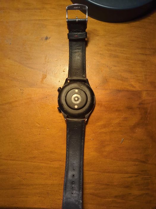 Smartwatch com bracelete em pele