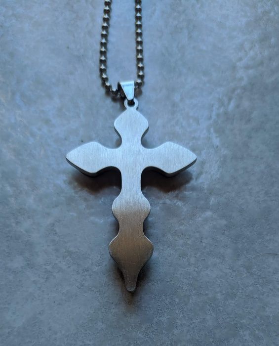 Colar com cruz moderna em metal