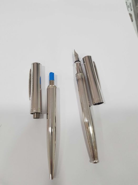 caneta de tinta permanente e esferográfica