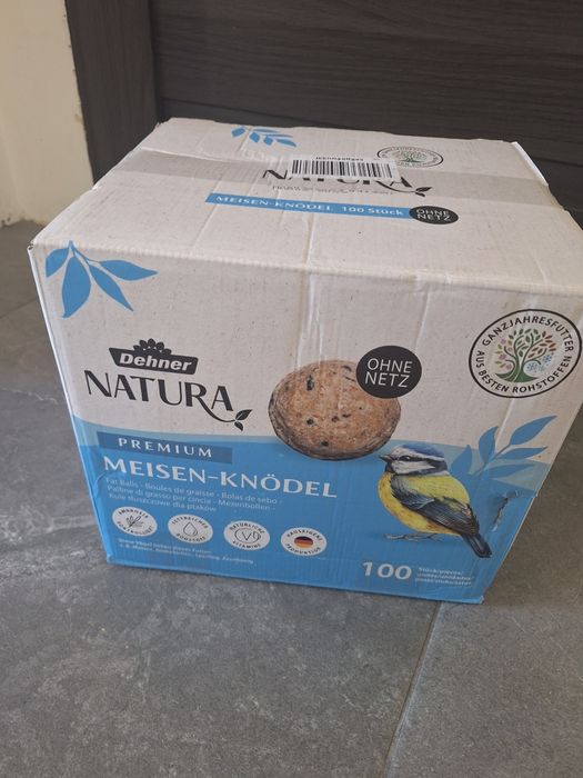 Dehner Natura Premium kule dla sikorki bez siatki, całoroczna karma dla dzikich ptaków, bogata w białko/energię, 100 sztuk po 90 g (9 kg)