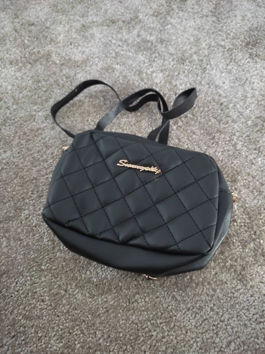 Pochete mala pequena tiracolo preta e dourada