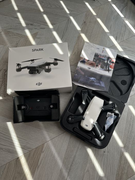 Dji Spark z aparaturą do lotów