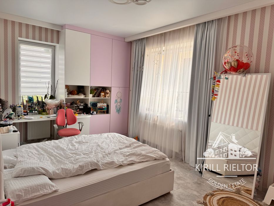 В городке "Золотые Ключи" продается дом с баней и бассейном